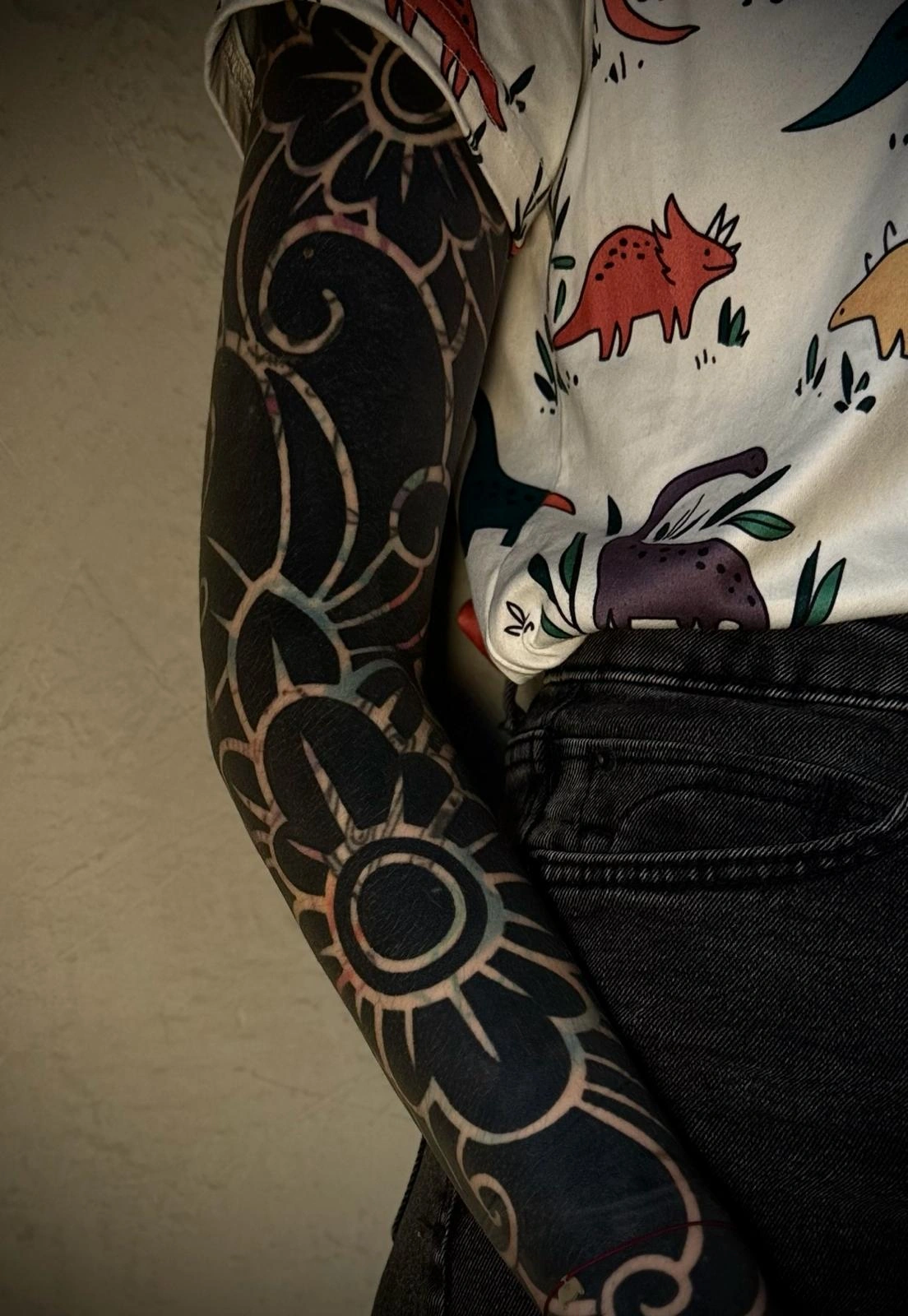 Großflächiger Blackwork-Sleeve mit ausgesparten ornamentalen Linien