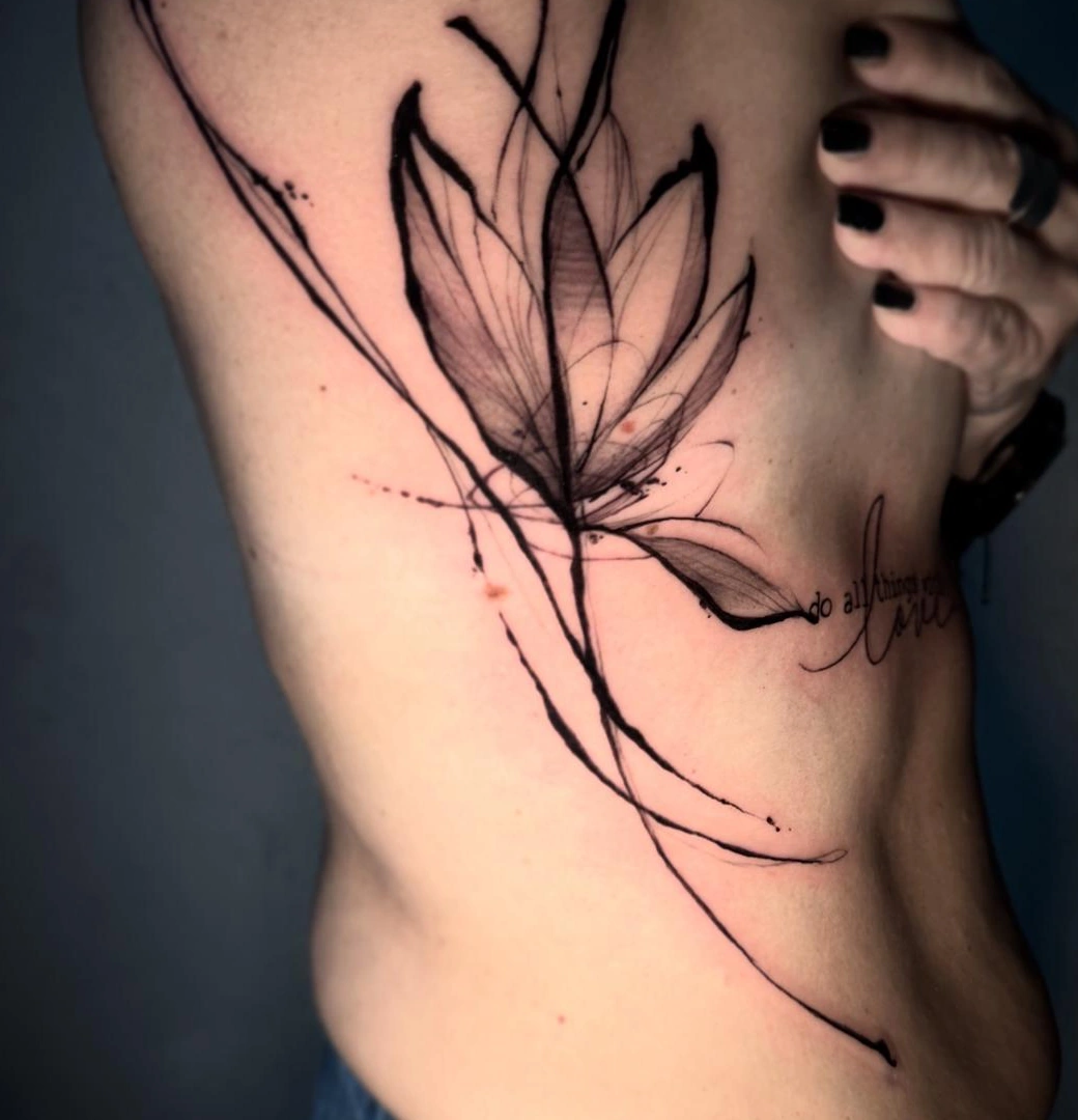 Nahaufnahme eines feinen Blüten-Tattoos mit freien schwarzen Linien