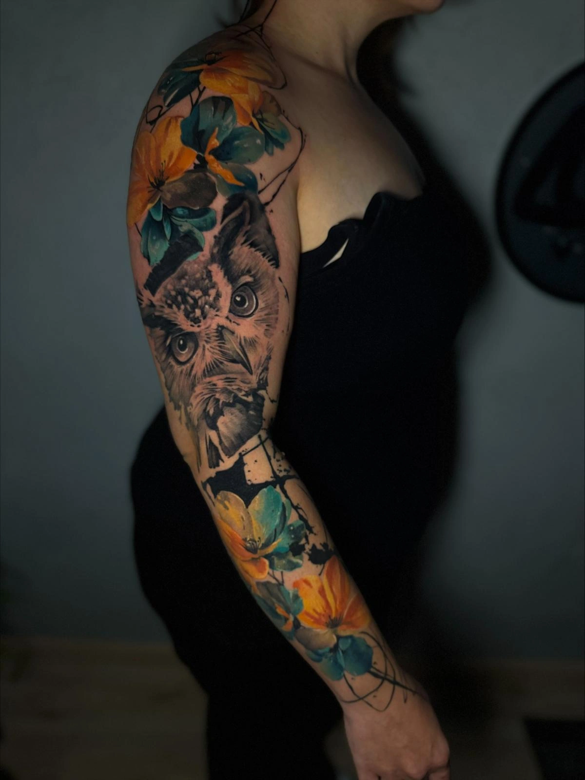 Großer farbiger Sleeve mit Eulenporträt und Blüten